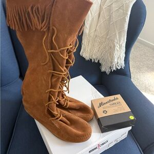 Minnetonka Women's Brown Lace Up Fringe Boots